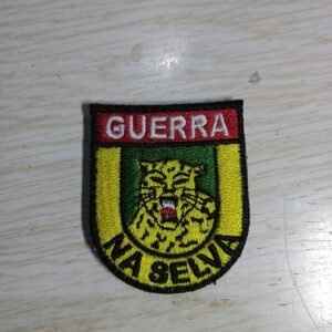 Distintivo de gorro Guerra na Selva colorido