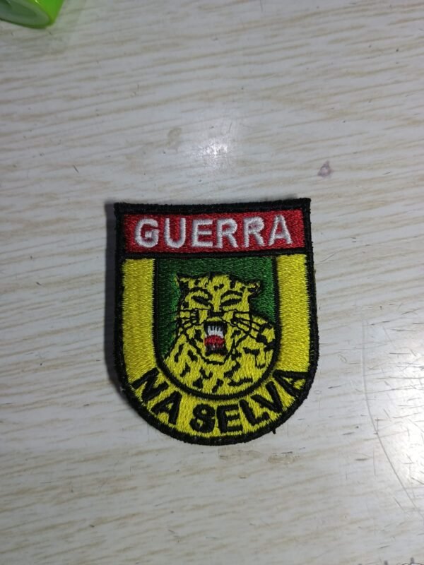 Distintivo de gorro Guerra na Selva colorido